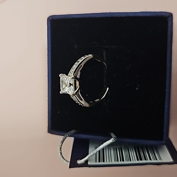 SWAROVSKI WOMENS RING - Picture 4 of 6